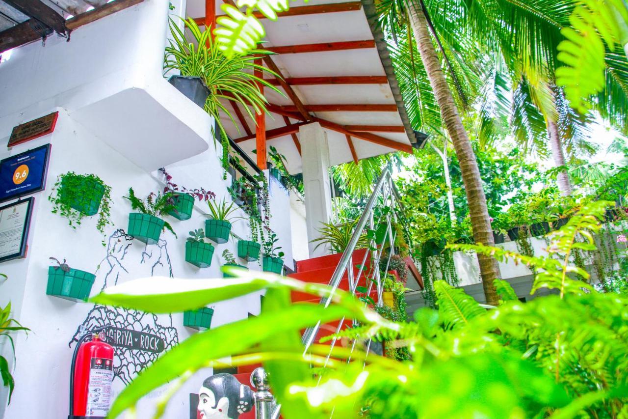 Sigiri Tarushan Home Stay Сигирия Экстерьер фото